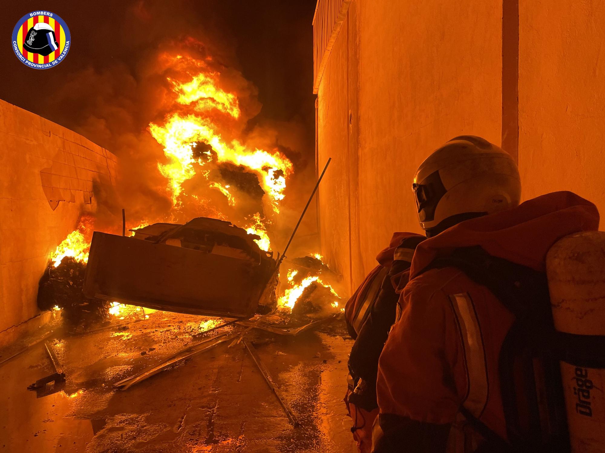 Un incendio calcina una nave industrial en Quart de Poblet