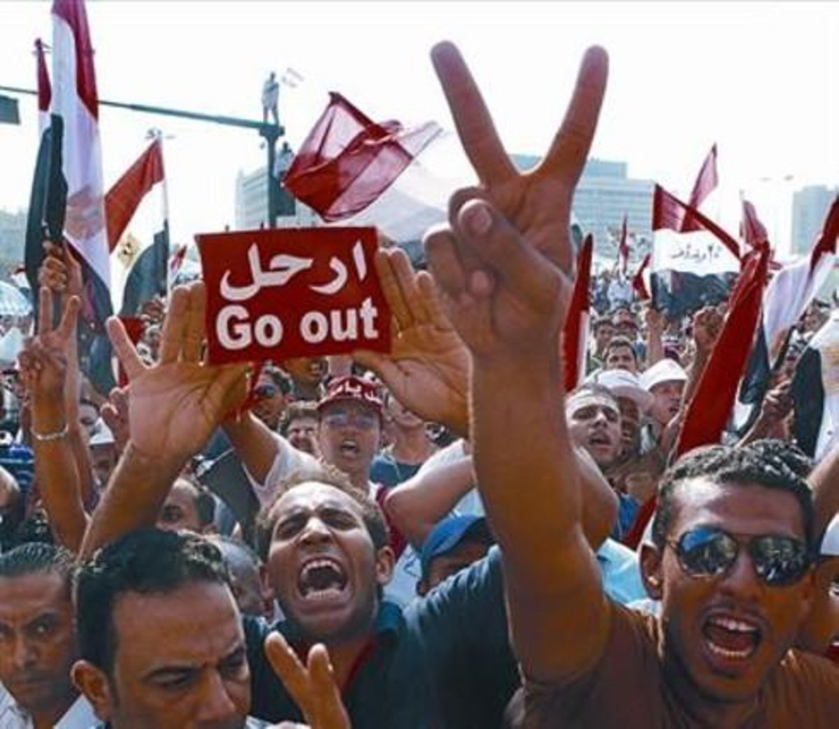 Detractors de Mursi reclamen la dimissió del president, ahir a la plaça Tahrir.