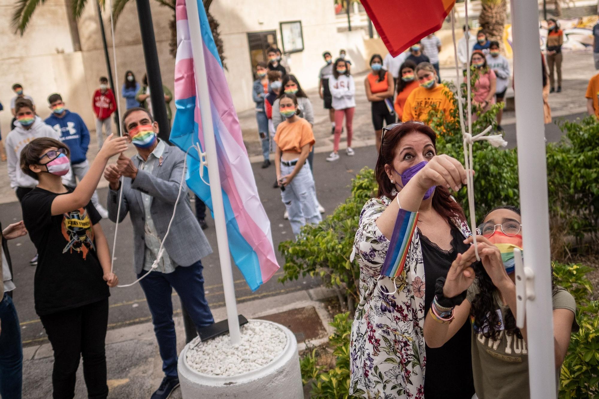 La consejera de Educación, Manuela Armas, participa en los actos del Día contra la LGTBIfobia+