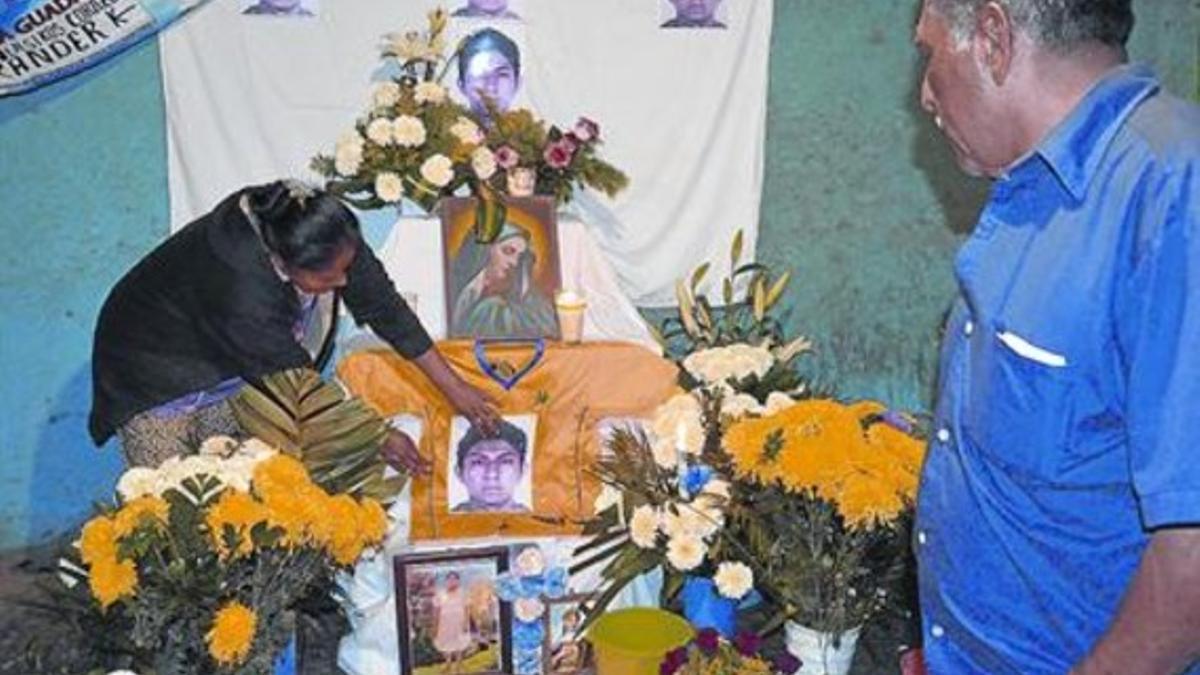 Ezequiel Mora, padre del estudiante identificado, ayer en un altar levantado a los desaparecidos en El Pericón.
