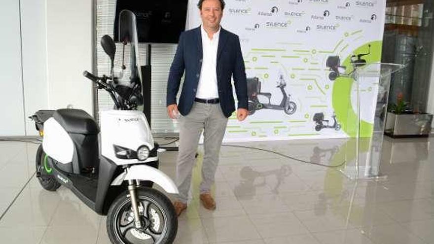 Raúl Sánchez Lago posa junto a un scooter Silence.