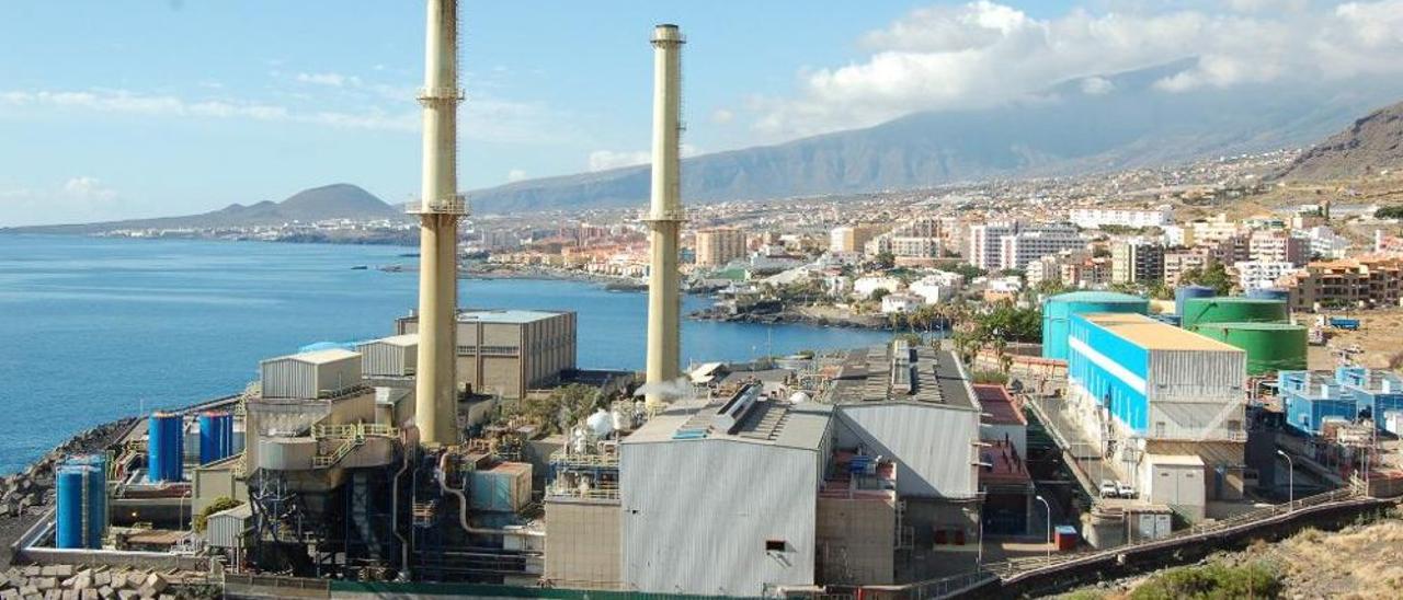 Imagen de la Central de Las Caletillas con sus dos chimeneas.