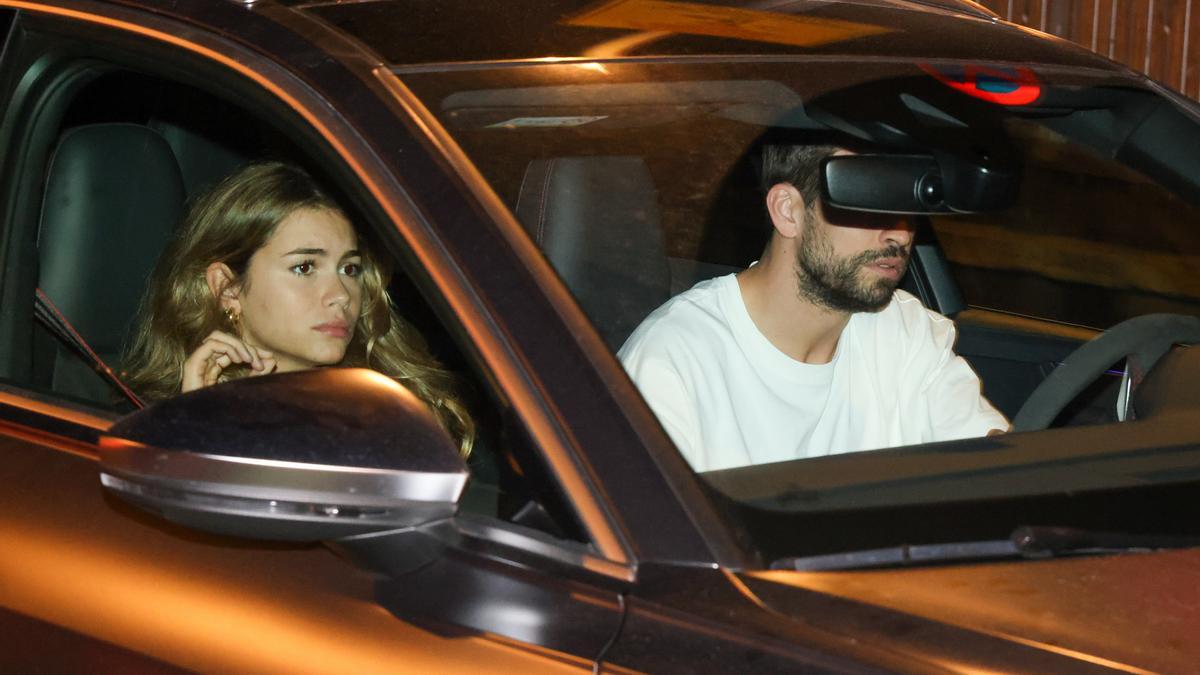 Gerard Piqué y Clara Chía llegando a un evento de 'Kosmos'