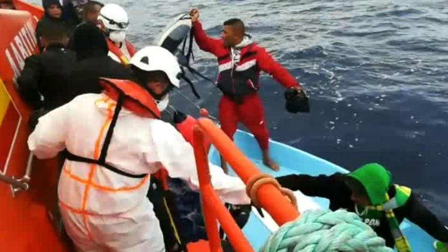 Salvamento Marítimo rescata una patera con 11 inmigrantes a 32 millas de Alicante