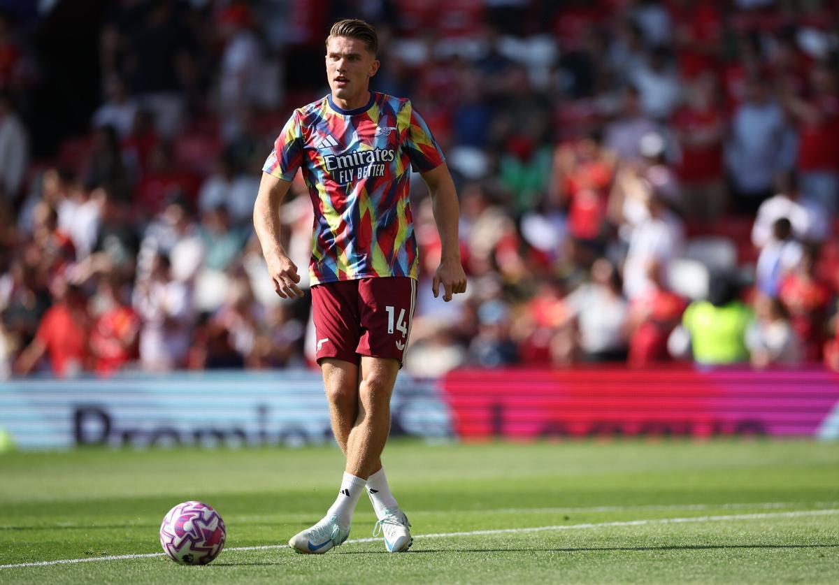 MANCHESTER (United Kingdom), 17/08/2025.- Viktor Gyokeres of Arsenal warms up ahead of the English Premier League match between Manchester United and Arsenal in Manchester, Britain, 17 August 2025. (Reino Unido) EFE/EPA/ADAM VAUGHAN EDITORIAL USE ONLY. No use with unauthorized audio, video, data, fixture lists, club/league logos, 'live' services or NFTs. Online in-match use limited to 120 images, no video emulation. No use in betting, games or single club/league/player publications