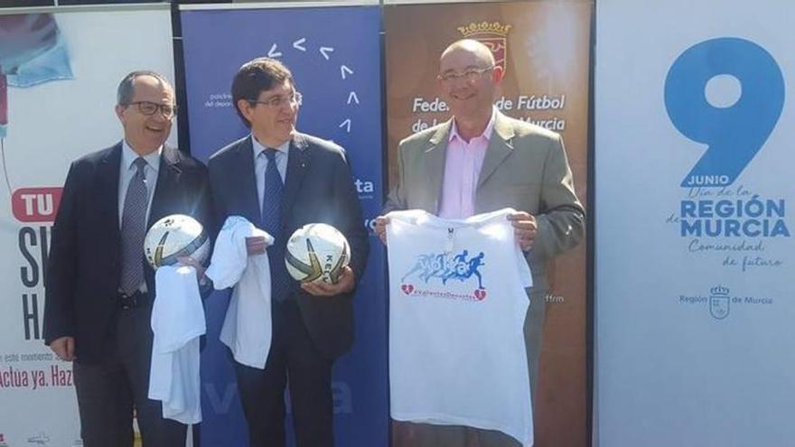 Manuel Villegas (c) presentó ayer la campaña junto al responsable del Centro de Hemodonación y al de la Federación de Fútbol.