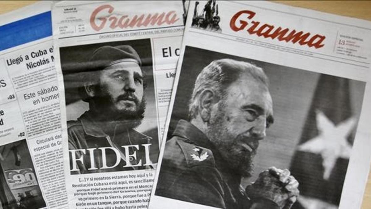 Vista de diferentes periodicos cubanos alusivos al cumpleanos 90 del lider de la revolucion cubana Fidel Castro.