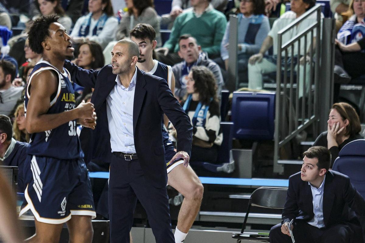 Todas las imágenes del Palacio de los Deportes: mates, charanga y victoria del Alimerka Oviedo Baloncesto ante el Ourense