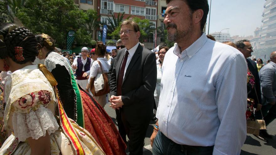 Ximo Puig, president de la Generalitat, y Luis Barcala, alcalde de Alicante, durante la mascletà del 21 de junio.