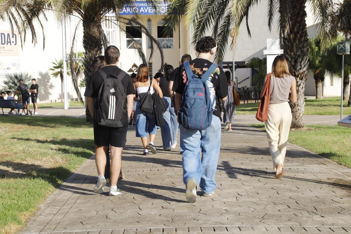 Alumnado, camino de clase, a primera hora de la mañana.