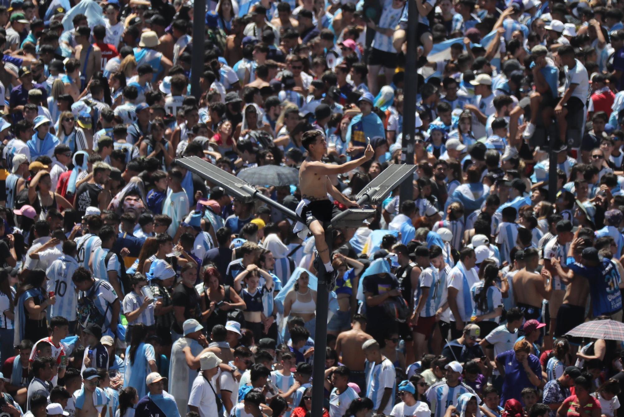 Hinchas de Argentina celebran victoria en Qatar 2022