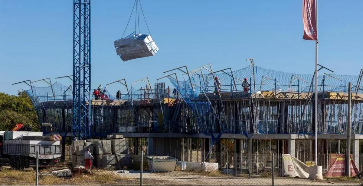 Bloque de viviendas en construcción en las inmediaciones de la playa de San Juan