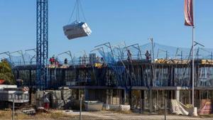 Bloque de viviendas en construcción en las inmediaciones de la playa de San Juan