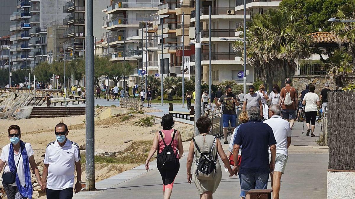 Vianants passejant per Sant Antoni, un dels municipis que havia demanat els canvis.  | MARC MARTÍ