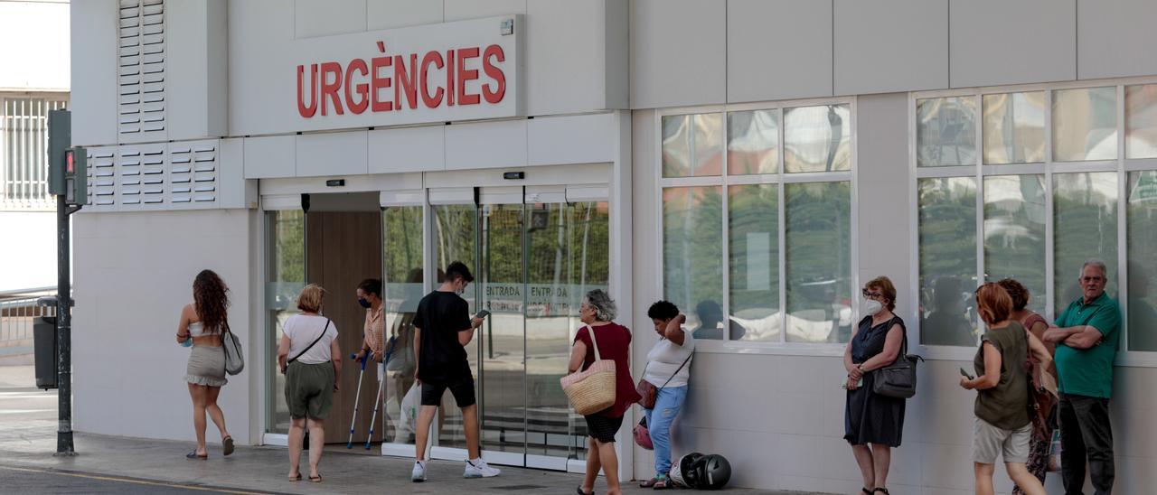 Cola ante las urgencias de un centro hospitalario de València, ayer por la tarde.