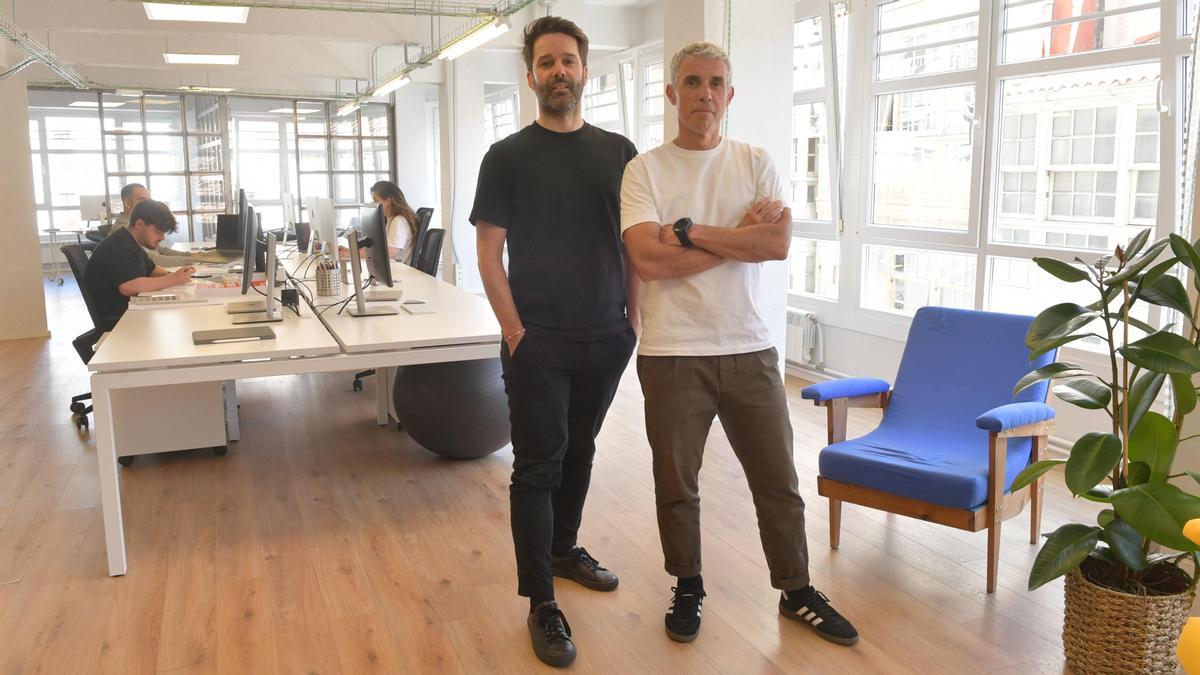 Los fundadores de estudio Costa, Dani Bembibre y David Silvosa, posan en su nuevo local en San Agustín.