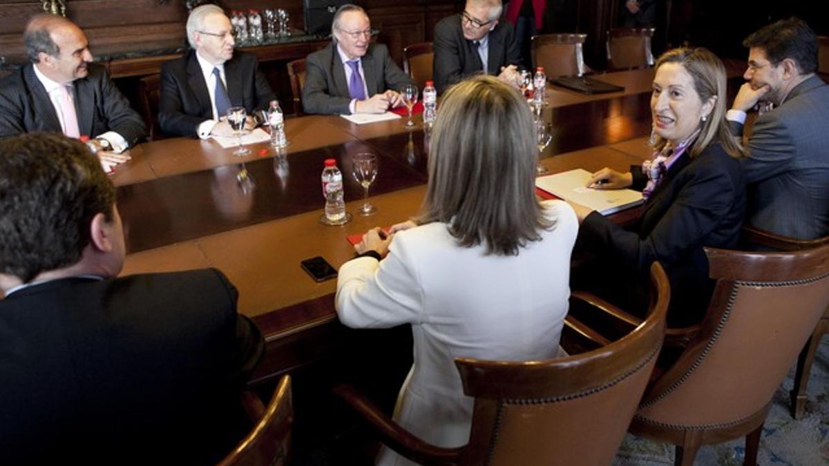 La ministra Ana Pastor, en primer término, durante la reunión con el llamado grupo GTi4, este lunes, en la delegación del Gobierno en Barcelona.