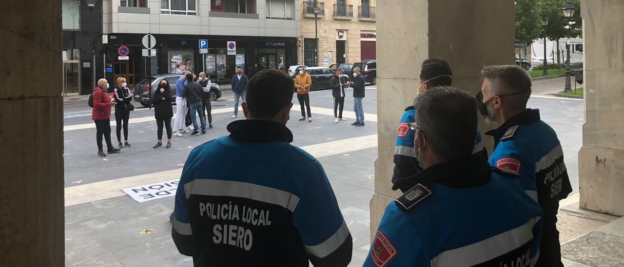 Policías locales, en la entrada del Ayuntamiento de Siero