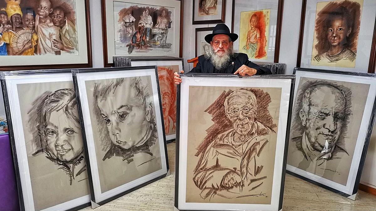 El artista con parte de su obra nueva en la casa-museo. |   // SANTOS ÁLVAREZ