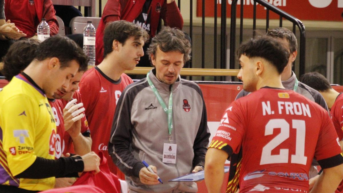 Juan Gálvez da instrucciones durante un tiempo muerto.