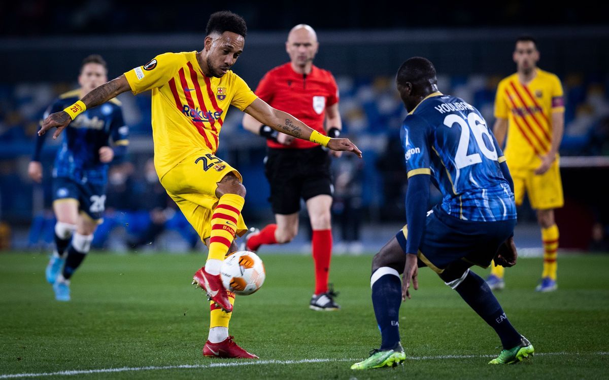 Aubameyang marca el 1-4 del Barça al Nápoles en el estadio Diego Armando Maradona.