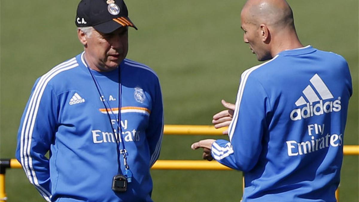 Zidane podría ser el recambio de Ancelotti en el primer equipo