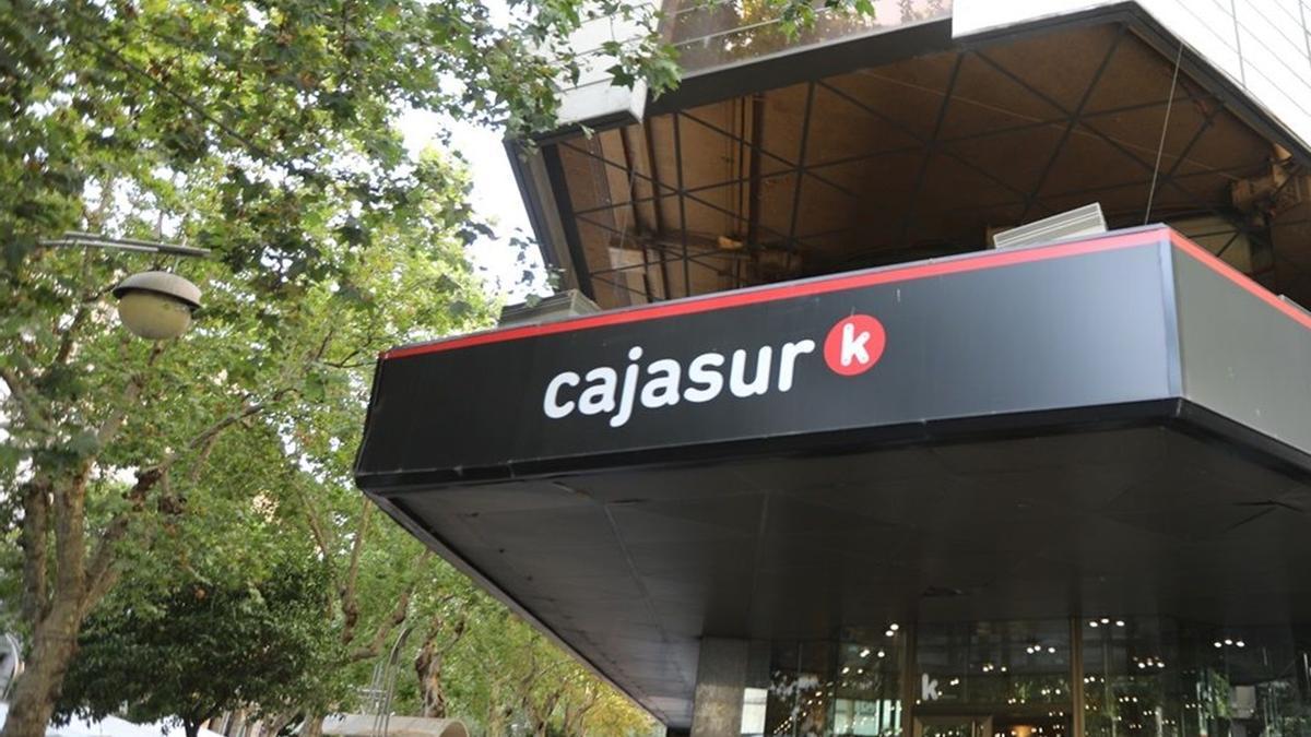 Imagen corporativa de Cajasur como entidad dentro del Grupo Kutxabank, donde ahora se integrará totalmente, lo que supondrá también la desaparición de la marca.