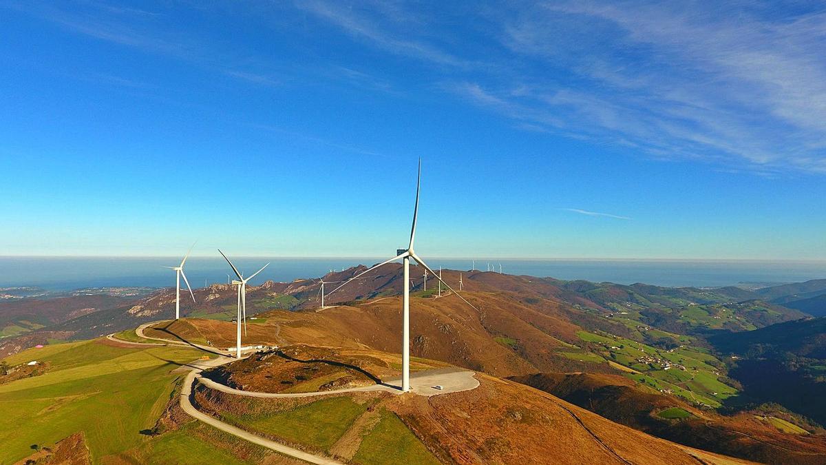 Los parques eólicos de Cordel-Vidural, Capiechamartín y Panondres, construidos por Iberdrola en Navia, Valdés, Villayón y Tinéu.