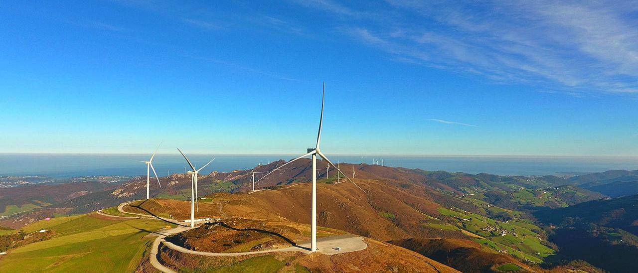 Los parques eólicos de Cordel-Vidural, Capiechamartín y Panondres, construidos por Iberdrola en Navia, Valdés, Villayón y Tineo.