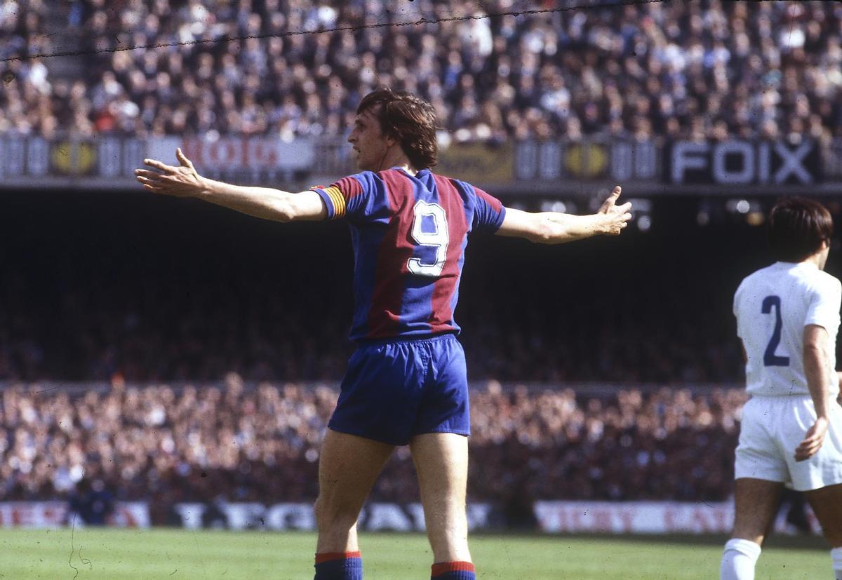 Cruyff, en un partido con el Barça.