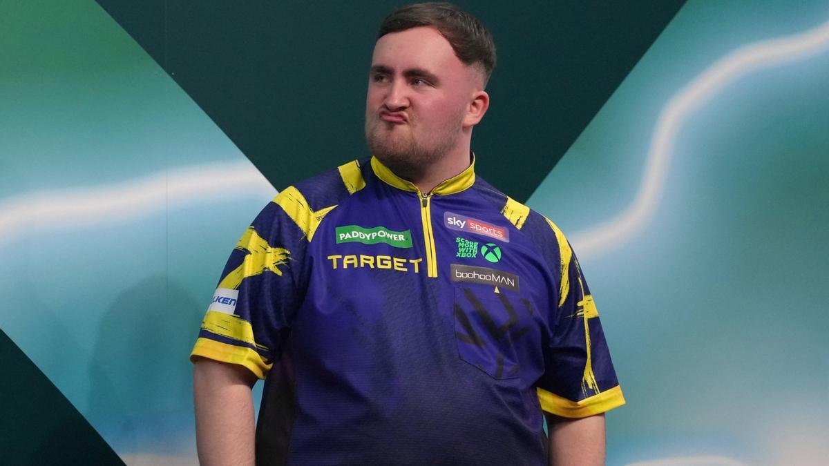 El inglés Luke Littler, al revalidar su título de campeón del mundo de dardos este mes de enero.