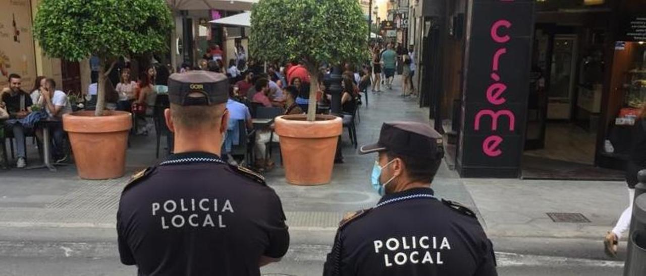 Dos policías locales de Alicante de servicio frente a la calle Castaños.