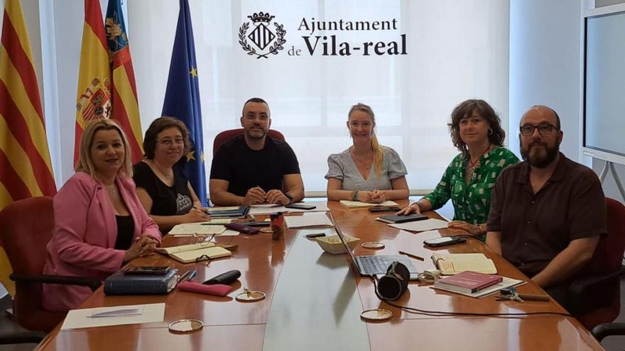 De izquierda a derecha, Silvia Gómez, Sabina Escrig y José Benlloch (en representación del PSPV), junto a Maria Fajardo, Dora Saura y Santi Cortells (de Compromís), durante la reunión de este lunes.