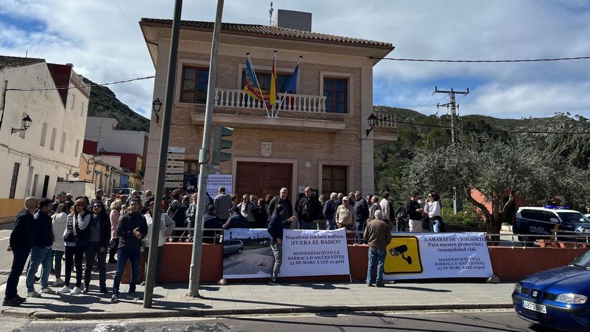 Los manifestantes concentrados ante el Ayuntamiento de la Barraca.