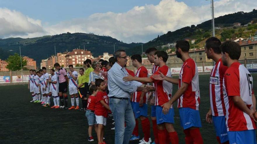 Los padres y el ahijado de Saúl Lara saludan a los futbolistas de L&#039;Entregu antes del inicio del encuentro.