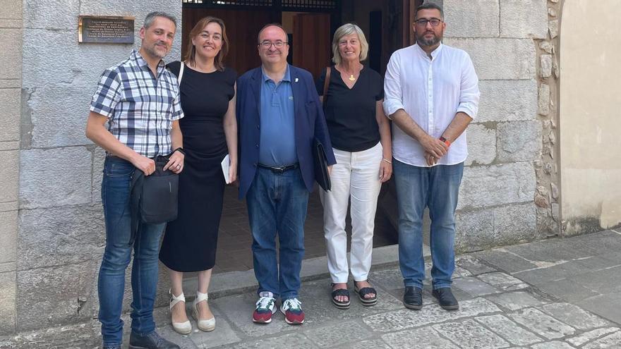 Iceta, Lamuà i altres membres del PSC gironí, davant del monestir de Sant Daniel.