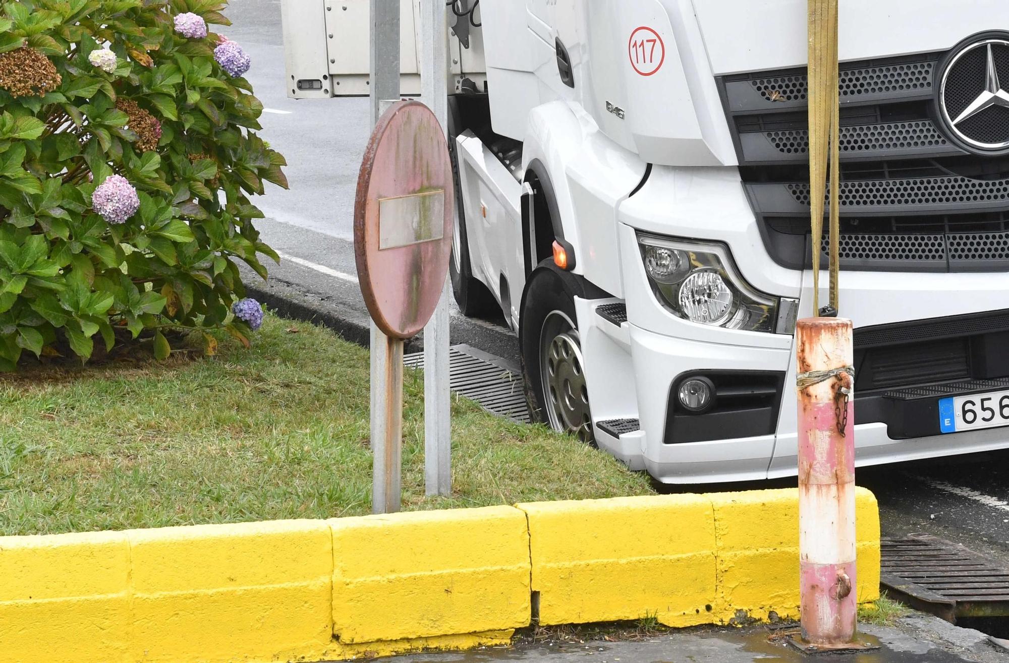 Un tráiler queda atascado en Pocomaco e interrumpe el tráfico en los accesos al polígono