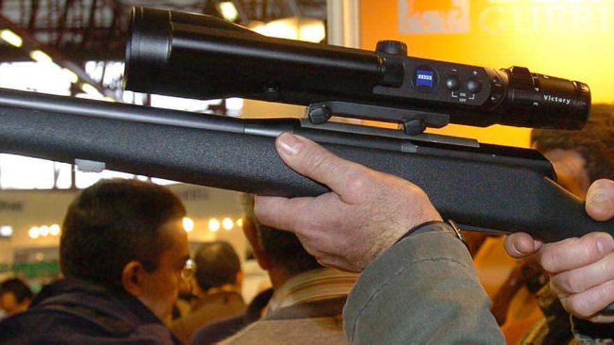 Un cazador prueba un rifle en una Feria.