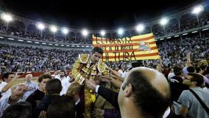 Serafín Marín, a hombros en la última corrida en la Monumental, en el 2011.