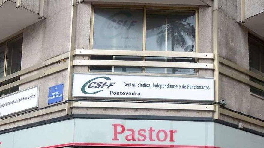 Un transeúnte frente una oficina del Pastor en Pontevedra. // R. Vázquez