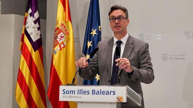El portavoz del Govern, Antoni Costa, durante la rueda de prensa celebrada ayer en el Consolat de Mar.