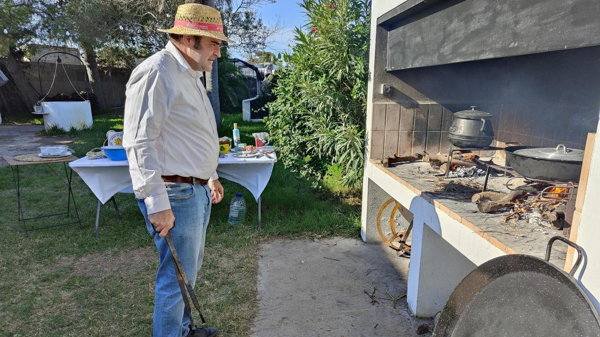 Santos Ruiz, gerente de la DO Arròs de València, a punto de preparar un arroz en La Albufera.