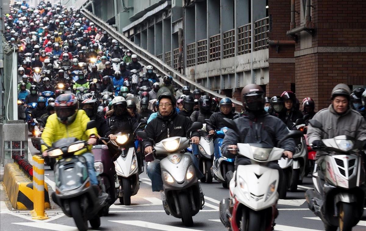 Cientos de personas cruzan el puente Taipei (Taiwán), en motocicleta para ir a trabajar. La gran cantidad de motocicletas que baja al mismo tiempo por el puente ha sido llamada cascada de motocicletas y ha atraído a turistas y fotógrafos que quieren ver el espectáculo matutino. Las motocicletas son el medio de transporte más común en Taiwán.