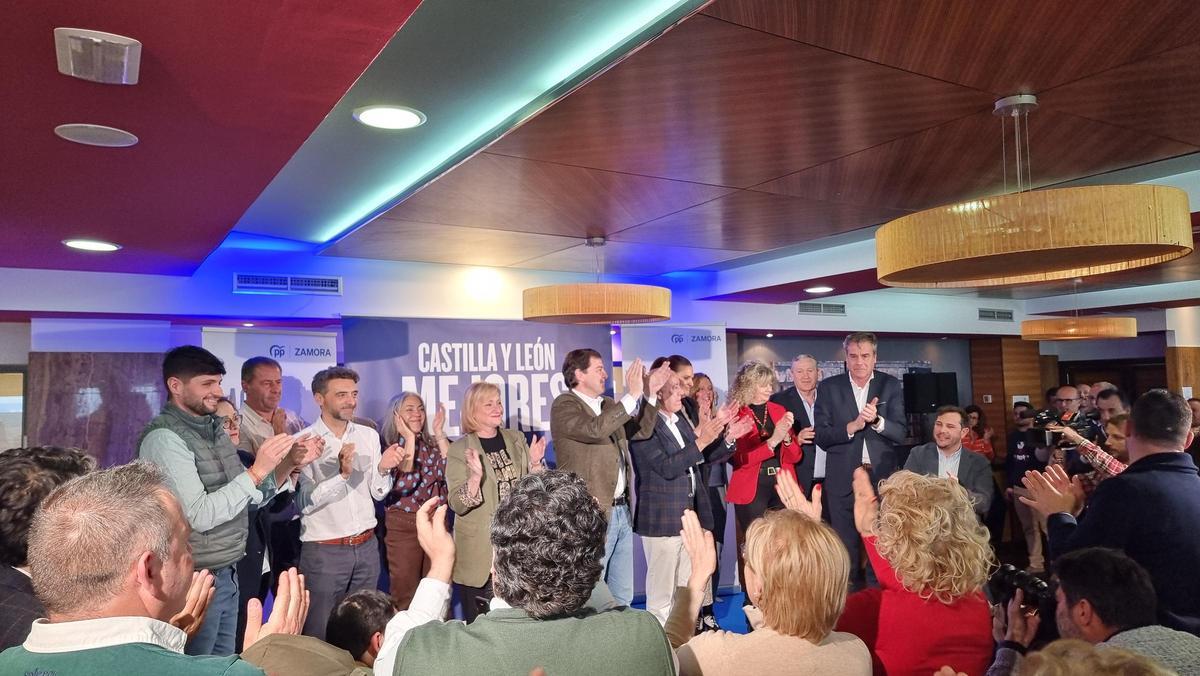 Mañueco, arropado por sus compañeros del Partido Popular en la provincia de Zamora durante el acto de campaña celebrado en Toro.