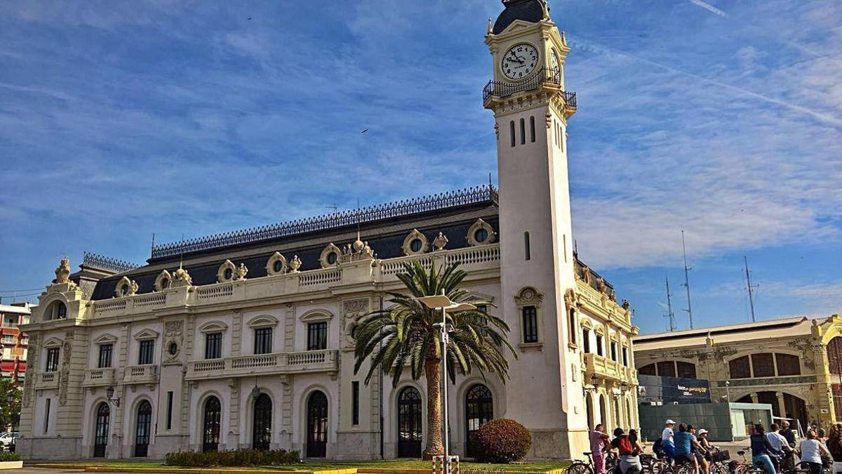 La Escalera Real está ubicada los pies del Edificio del Reloj