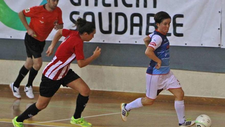 Bea, del Ourense Envialia, conduce el balón en un ataque, ayer en Os Remedios. // Jesús Regal