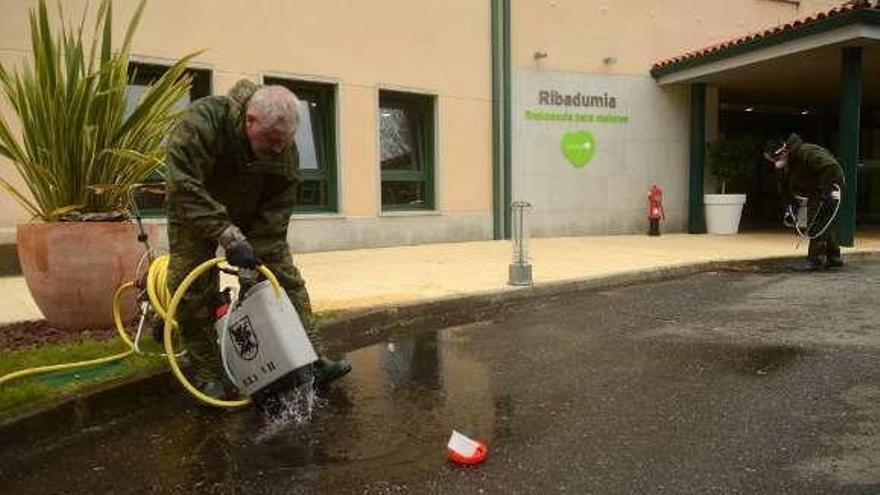 Dispusieron de casi 2.000 litros de líquido desinfectante. // N. Parga