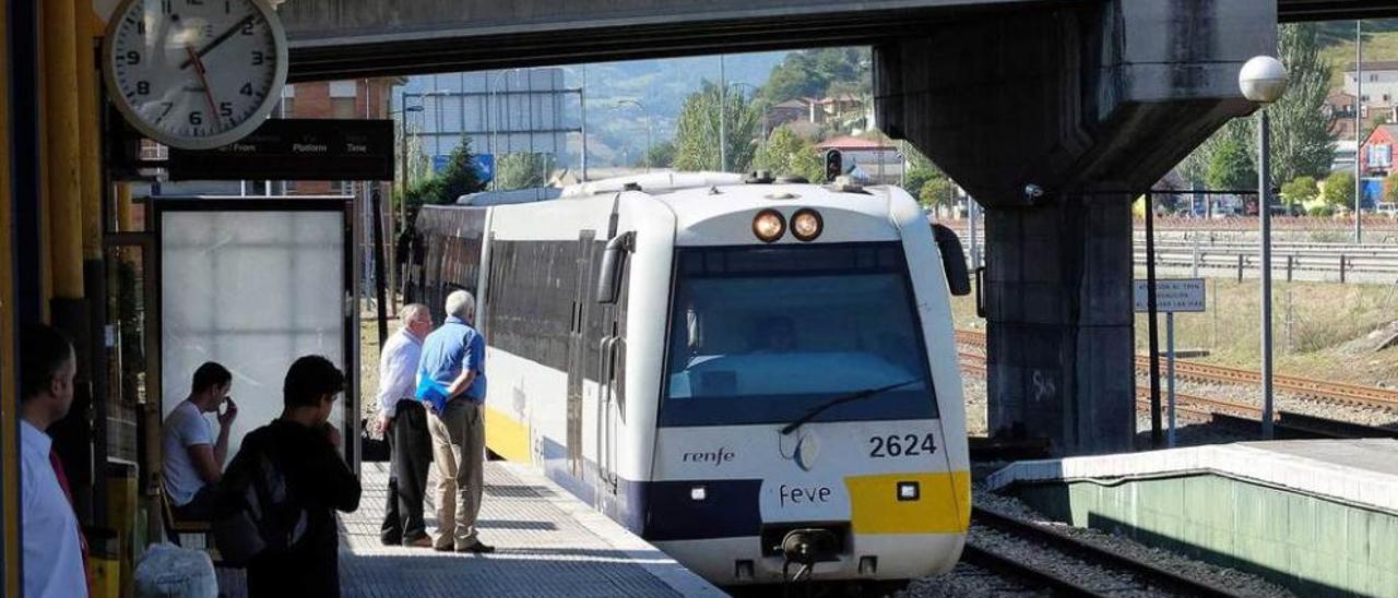 Un tren de ancho métrico de Renfe en la estación de Mieres.