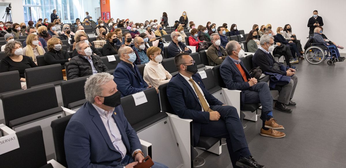 El alcalde de Vila-real, José Benlloch; y el portavoz del equipo de gobierno, Javier Serralvo, asistieron a la presentación de la cátedra en representación de la ciudad.