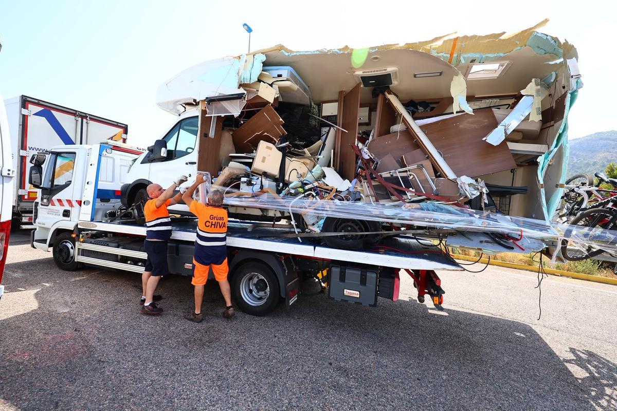 Como consecuencia del fuerte impacto, la autocaravana quedó prácticamente partida por la mitad.